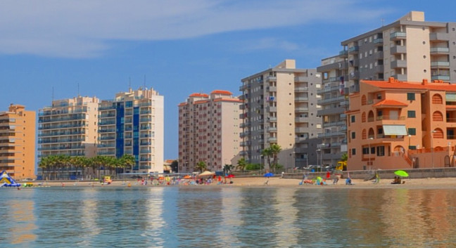 La laguna del Mar Menor alcanza solo 8 metros y mantiene una temperatura del agua de no menos de 17 grados en promedio durante todo el aÃ±o.